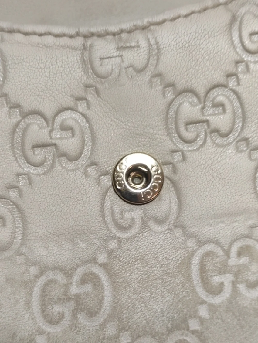 Gucci Authentic Beige Bow Embossed GG Wallet - Picture 5 of 10